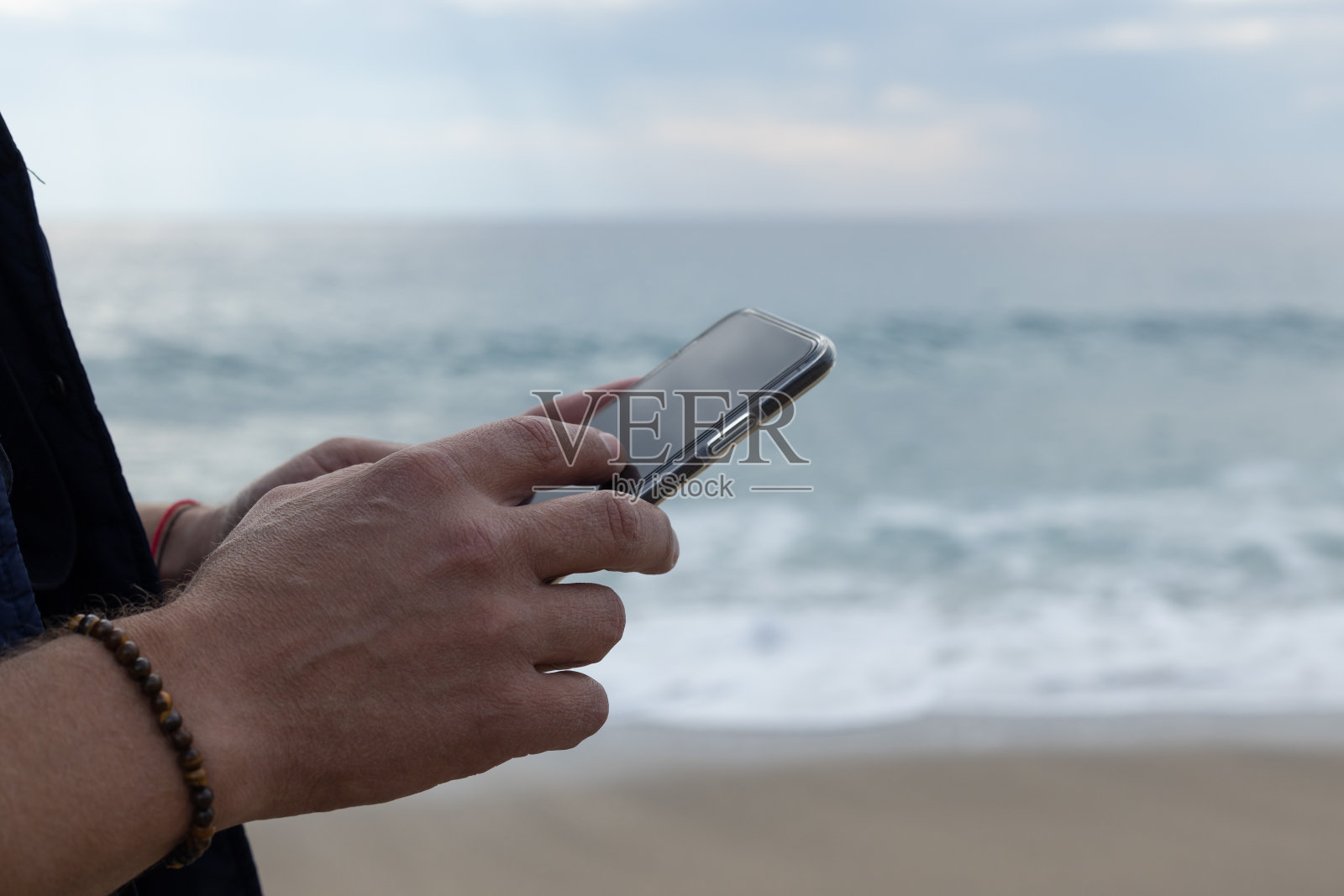 手持手机模型模拟手持空白手机屏幕照片摄影图片