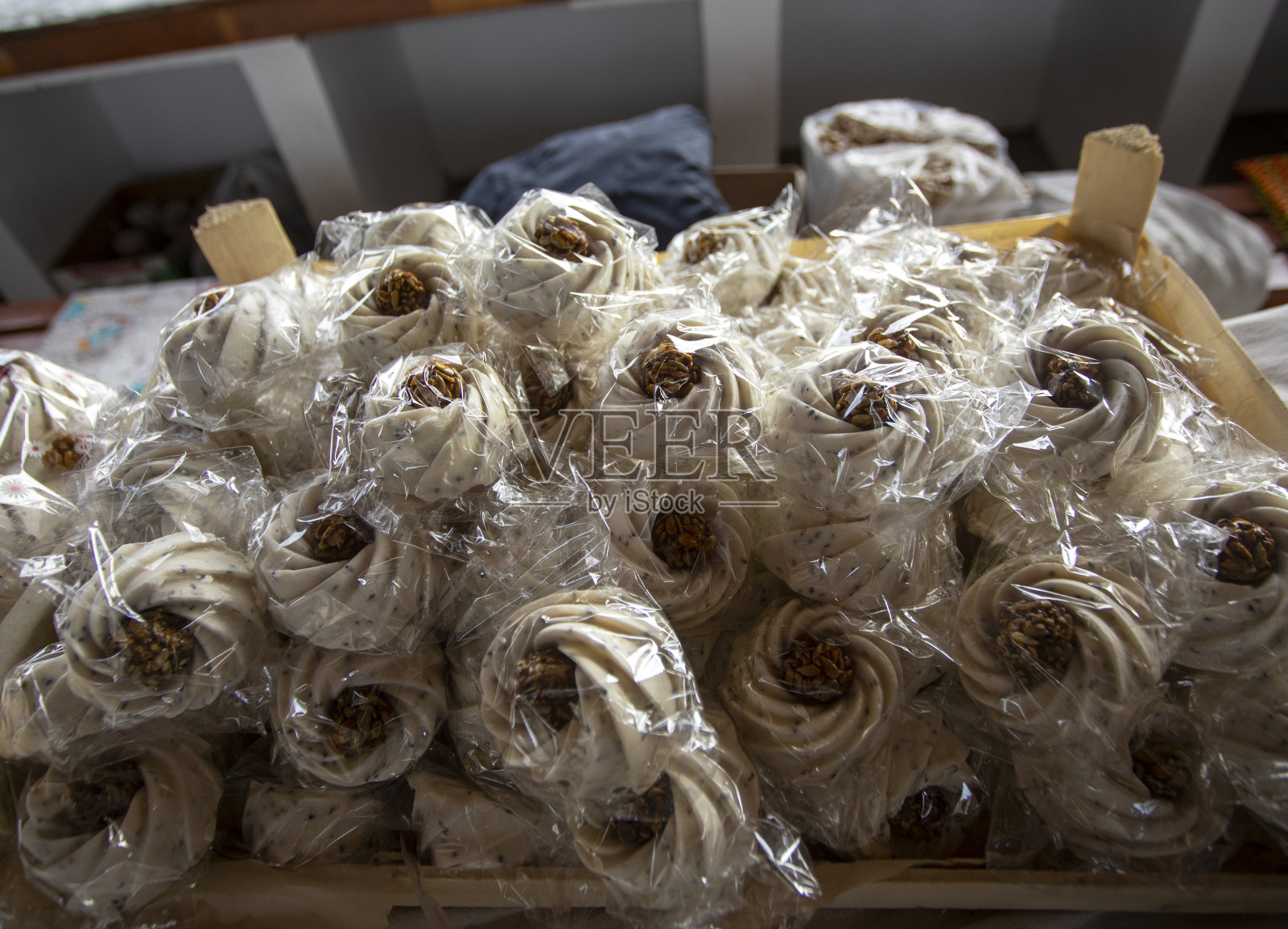 玫瑰在集市上半开半开。照片摄影图片