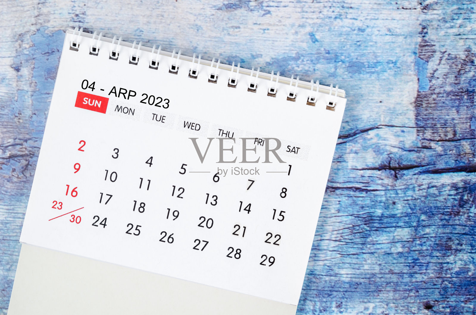 2023年4月2023年的月台历,旧蓝色木制背景。照片摄影图片