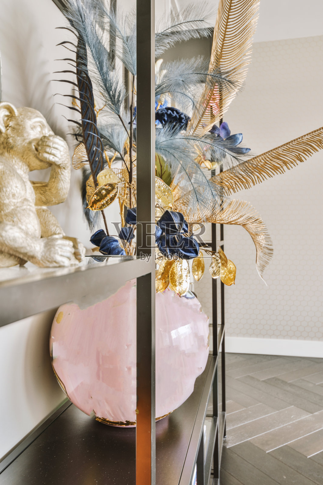 玻璃架子上插着羽毛的粉红色花瓶照片摄影图片