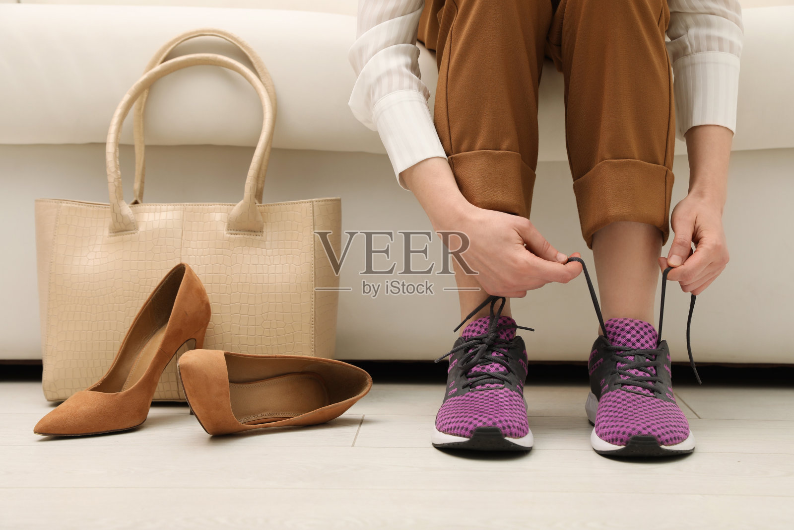 女人在办公室沙发上换鞋,特写照片摄影图片