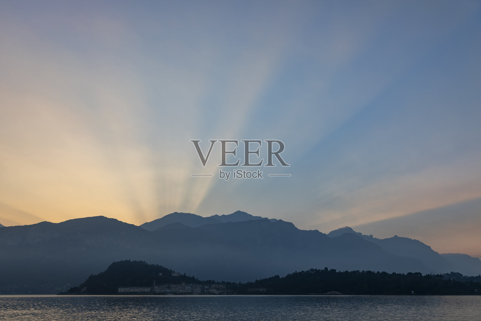 科莫湖清晨蓝色的时刻照片摄影图片