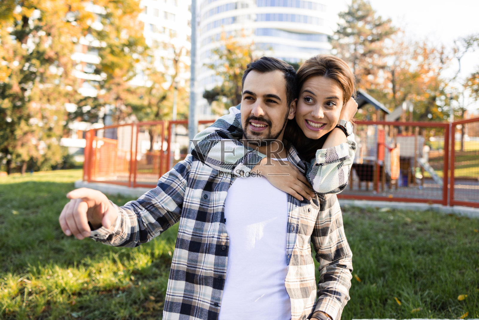 一对相爱的幸福夫妇的肖像照片摄影图片