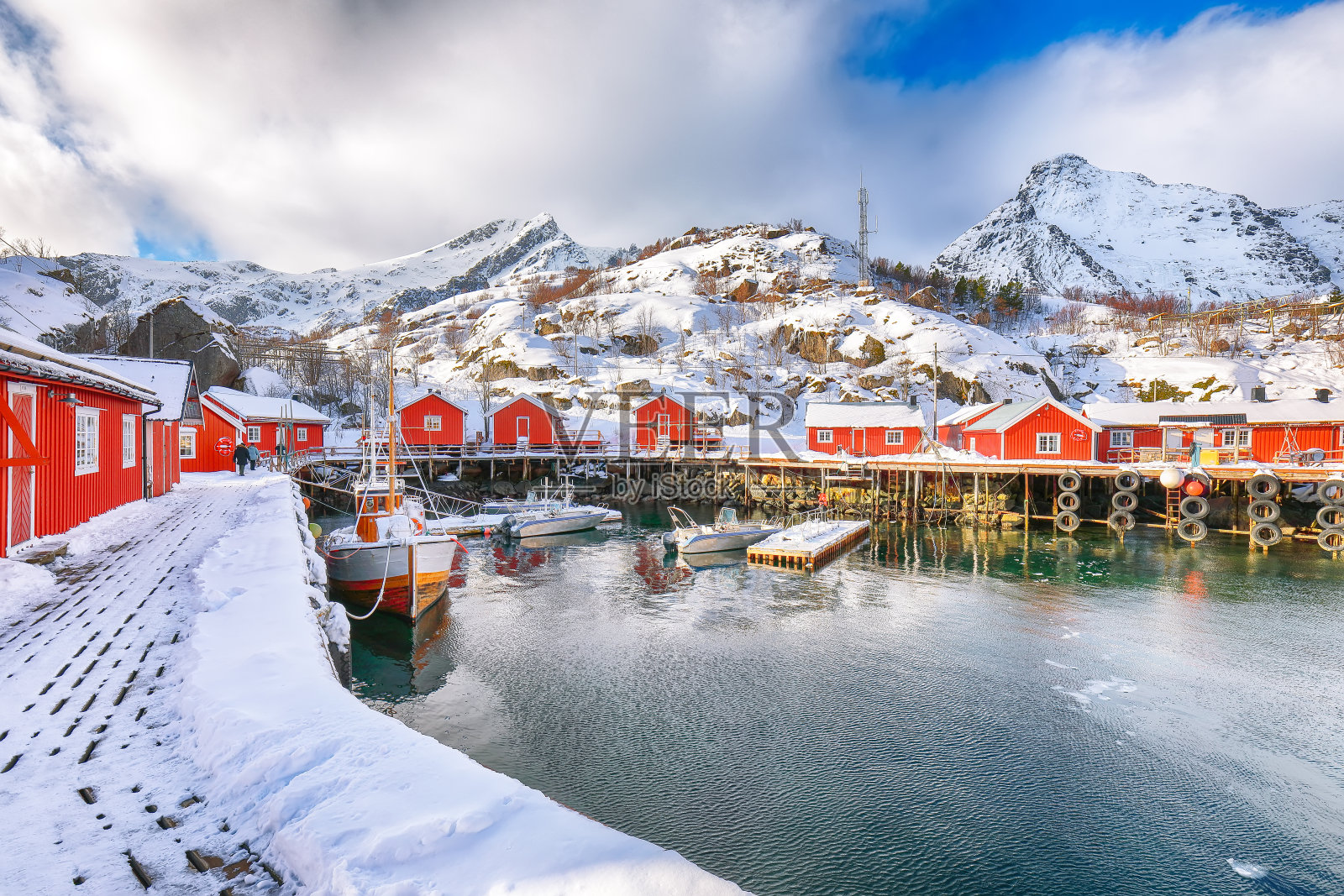 挪威海的惊人早晨海景和努斯峡湾村的城市景观。照片摄影图片