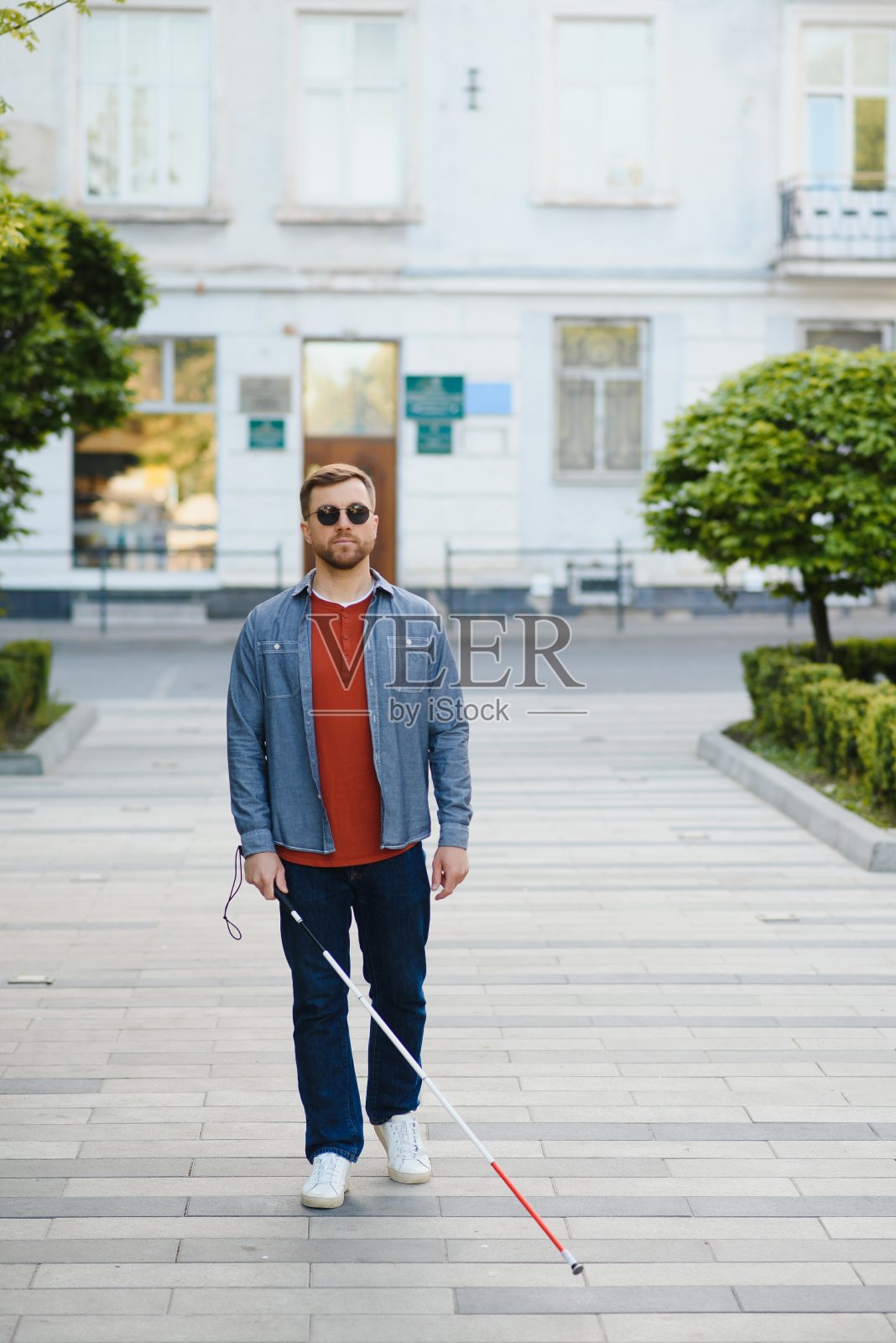 盲人。残疾人、残障人士与日常生活。视障人士拄着拐杖。照片摄影图片