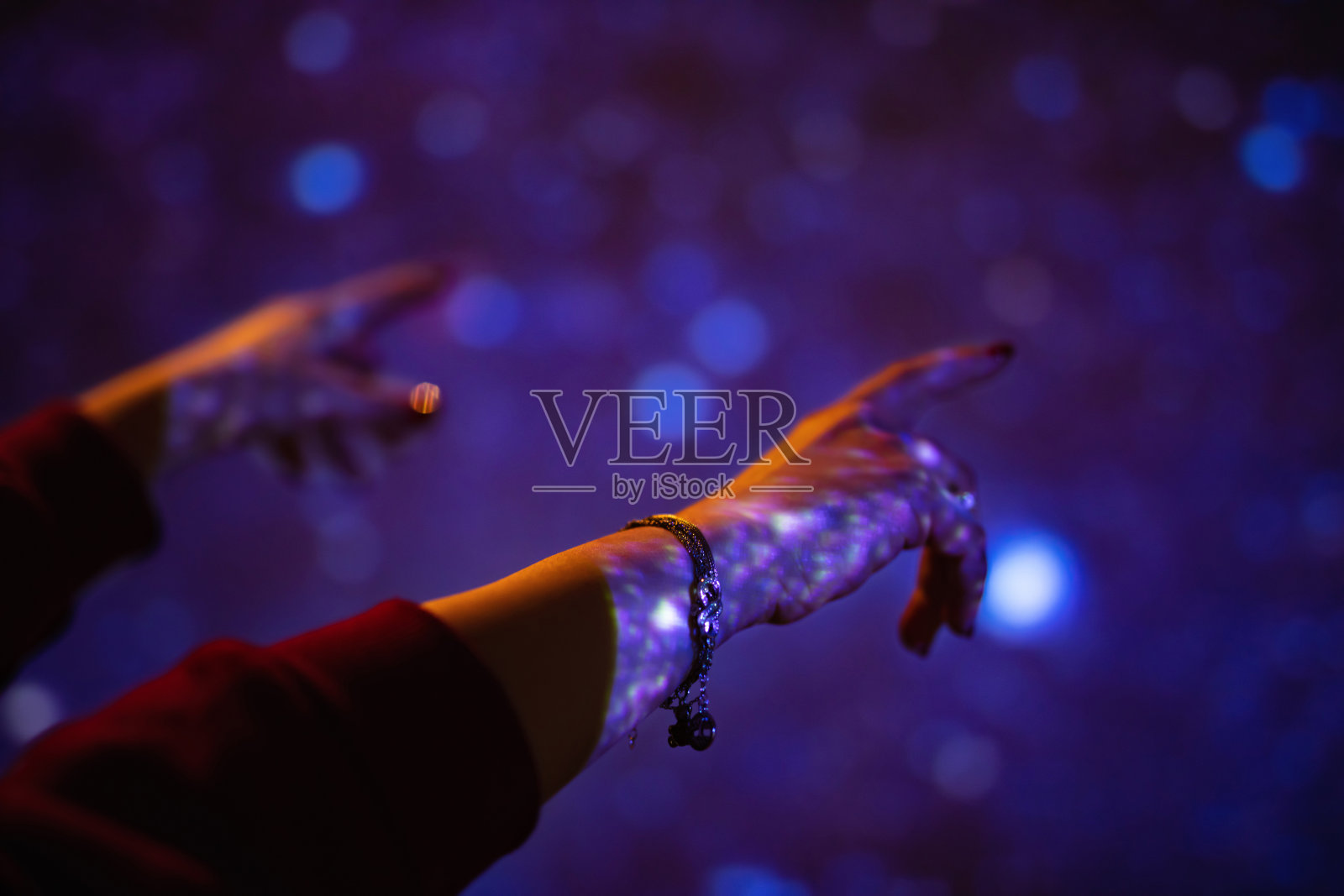 欣赏夜空和银河星星。照片摄影图片