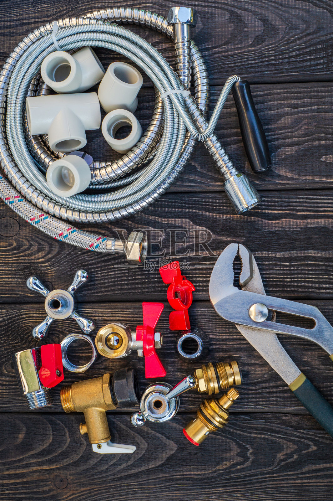 必要的一套工具和备件的水管工在黑暗的复古木制背景照片摄影图片