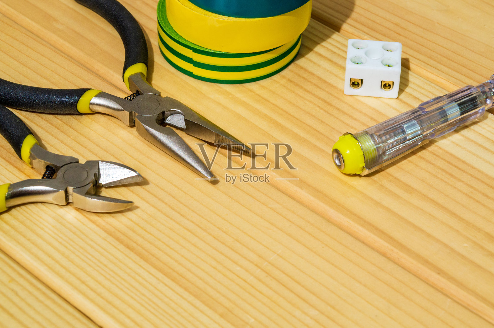 电工用的工具和备件放在木板上照片摄影图片