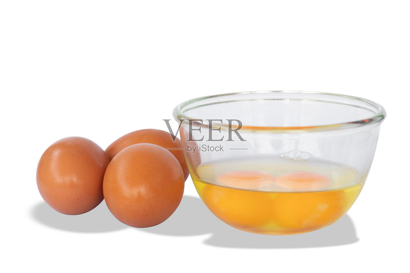 杯子里的鸡蛋和满的鸡蛋照片摄影图片