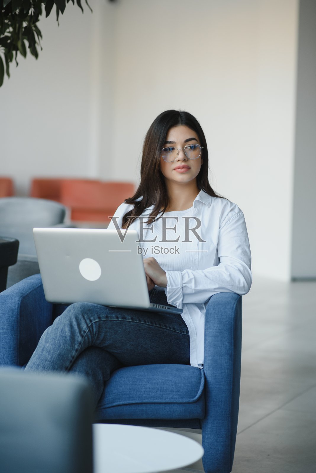 美丽的白人女子梦想着什么,坐在现代咖啡馆酒吧的便携式上网本,年轻迷人的女性自由职业者在笔记本电脑上工作时思考新想法照片摄影图片