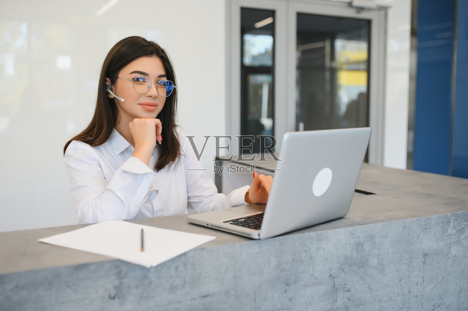 前台管理员后面有一位友好的年轻女士照片摄影图片