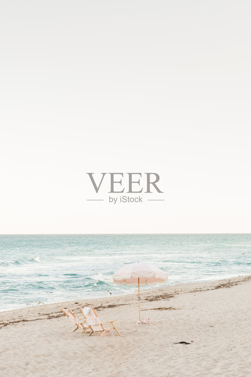 柔和的日落天空在棕榈滩,佛罗里达海岸线照片摄影图片