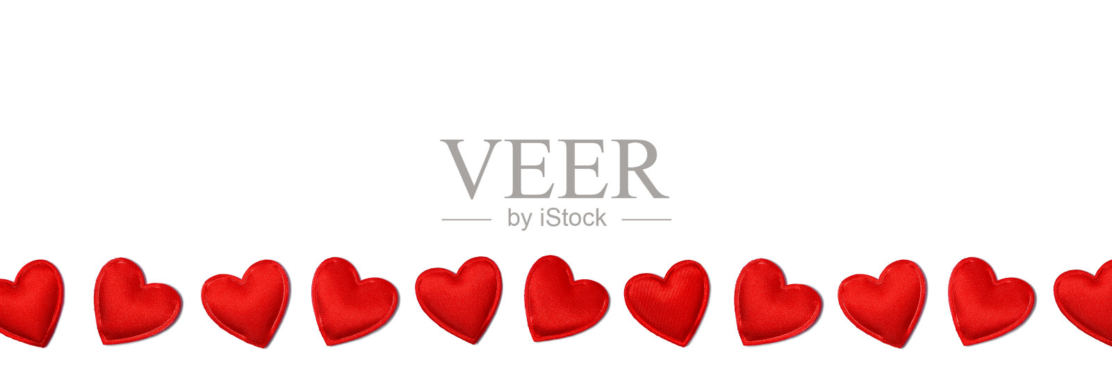 爱的概念背景与小念心隔离在白色上。情人节贺卡的背景。长旗有爱心和复制空间照片摄影图片