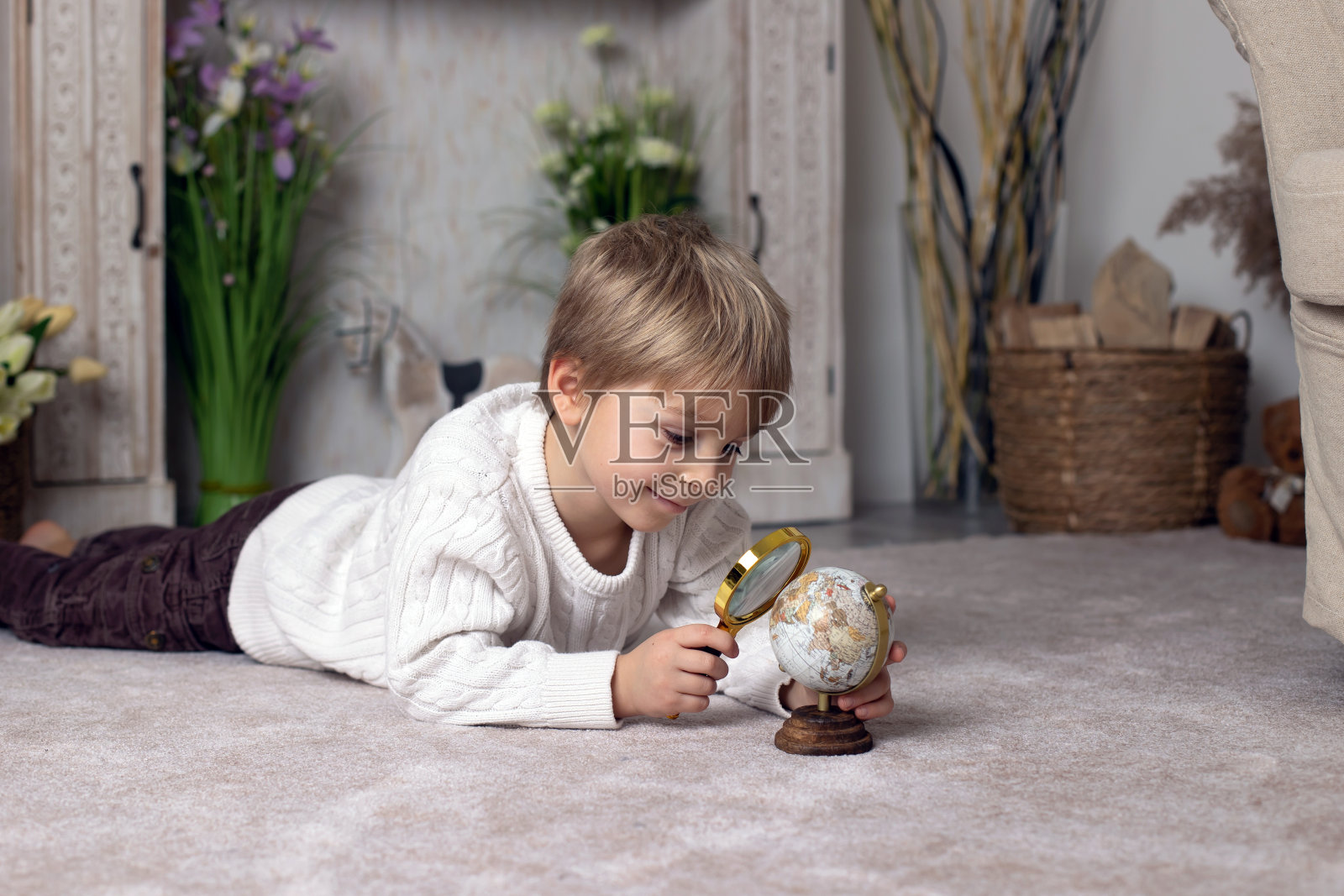 可爱的金发小孩,男孩,用放大镜探索世界,学习照片摄影图片