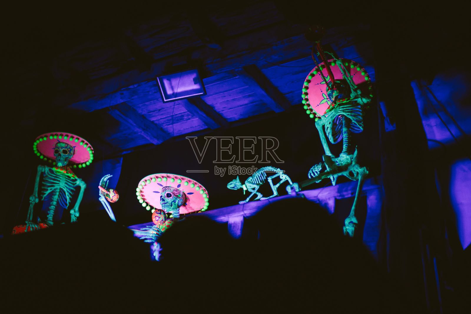 亡灵节的装饰在黑暗中发光照片摄影图片