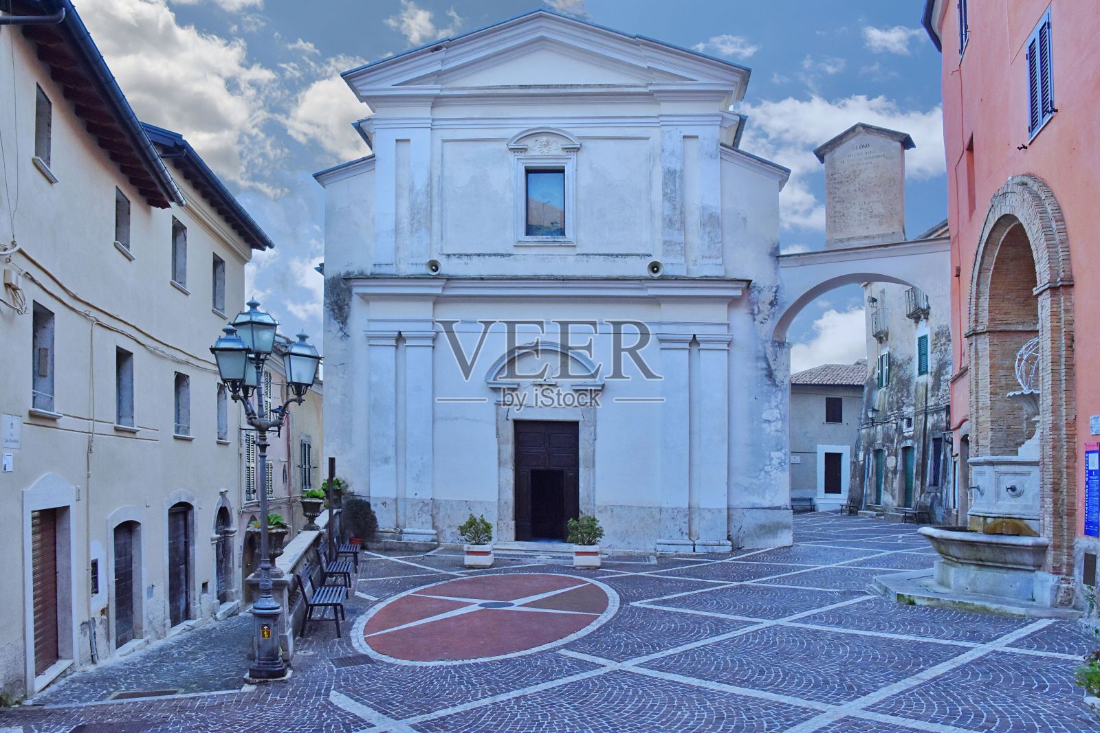 意大利罗马附近的村庄瓜尔奇诺,狭窄的街道上有老房子照片摄影图片