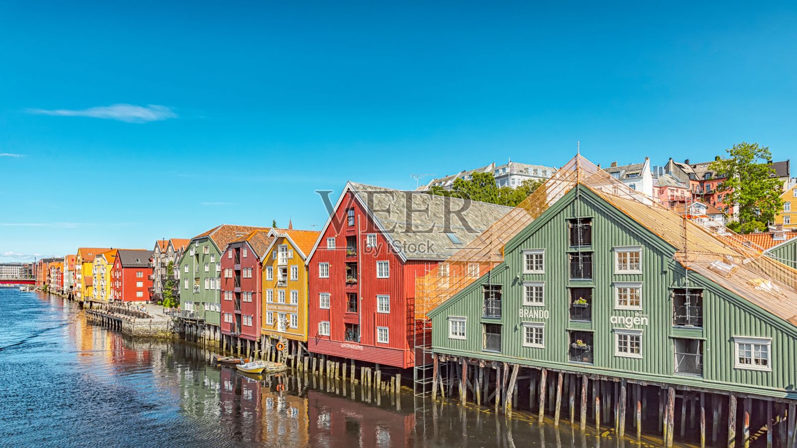 特隆赫姆仓库码头边的Nidelva河的美丽照片照片摄影图片