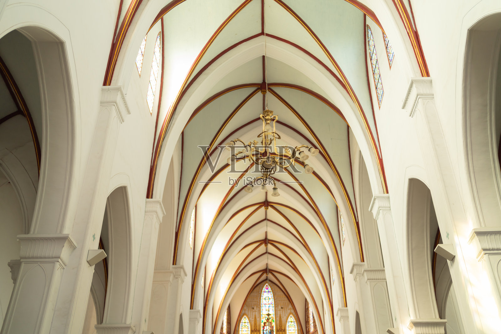 空的基督教堂内部与十字架,建筑设计。宗教信仰。天主教的宗教。耶稣崇拜。照片摄影图片