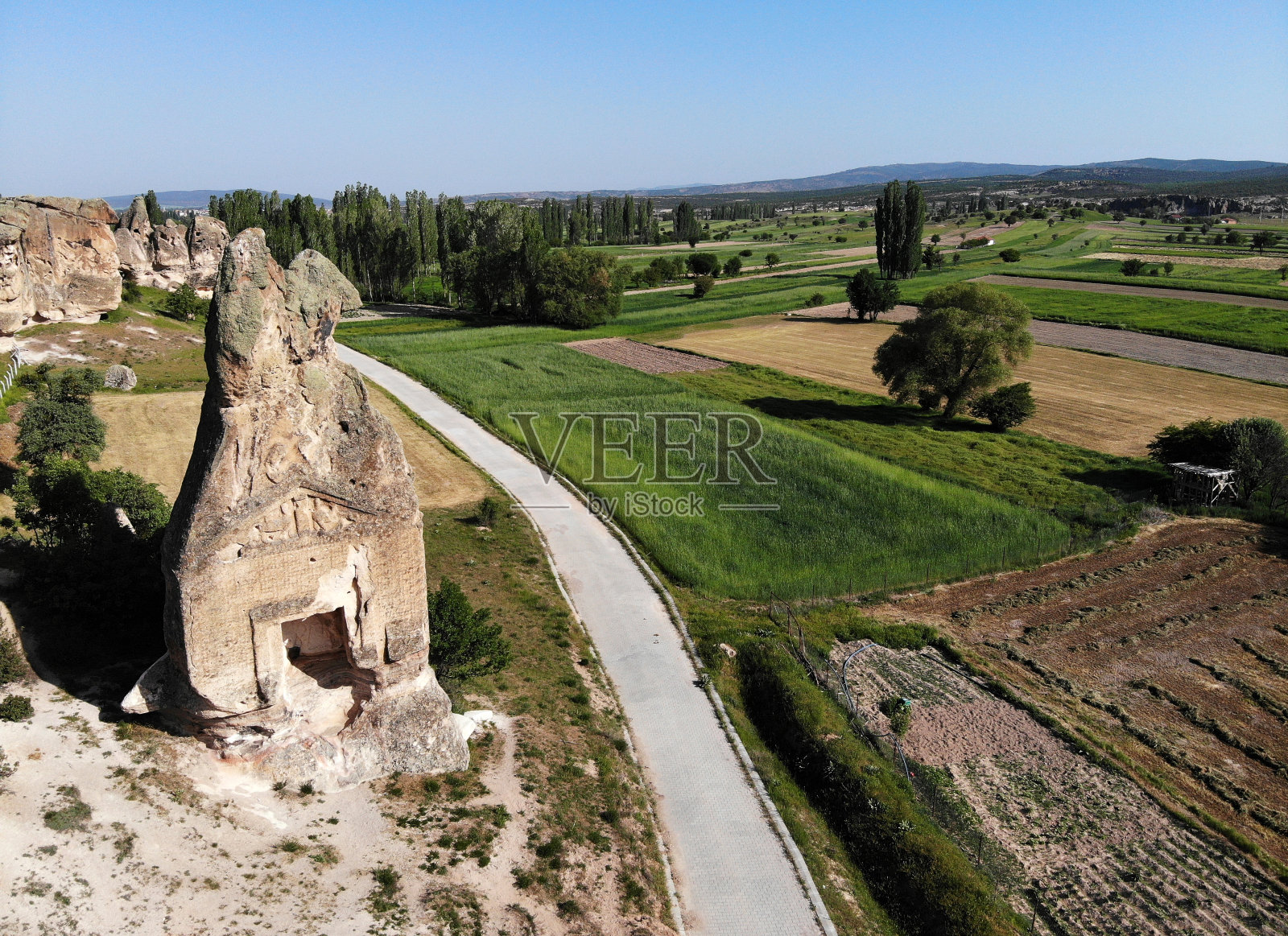 晴空下的农田风景照片摄影图片