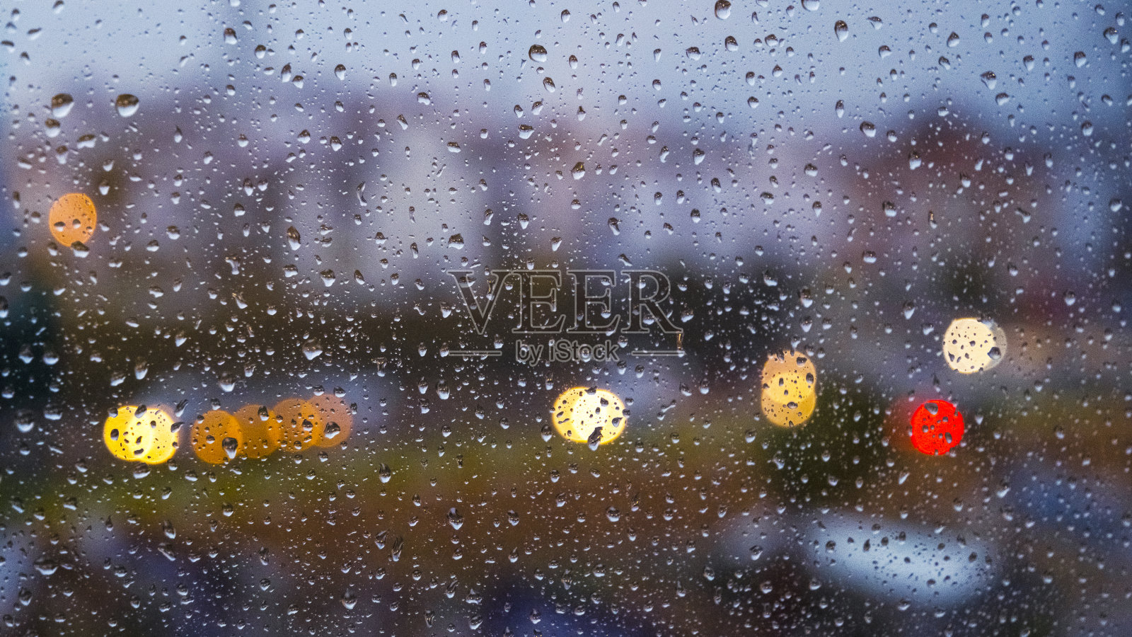 雨滴落在玻璃上照片摄影图片