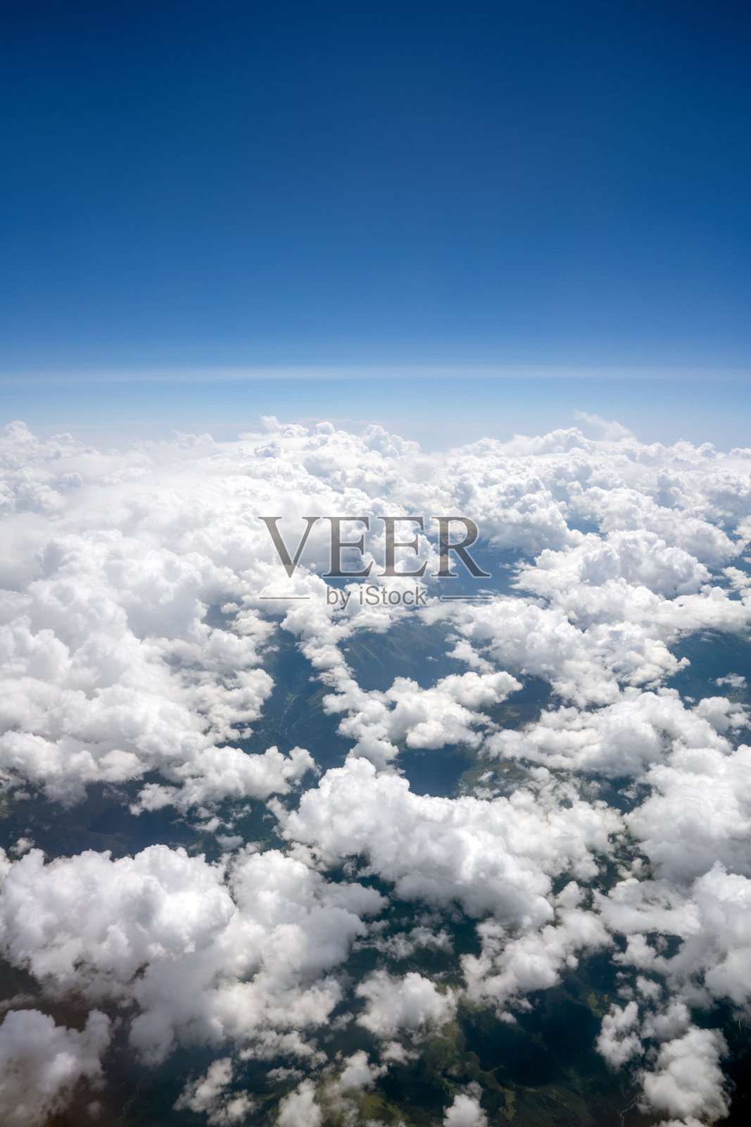 飞过云层。空中旅行照片摄影图片