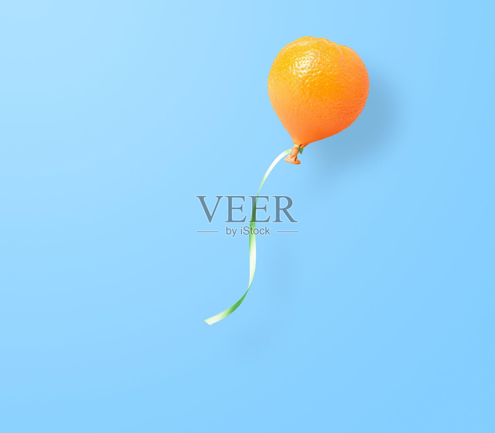 新鲜的橙色气球在蓝色的概念照片摄影图片
