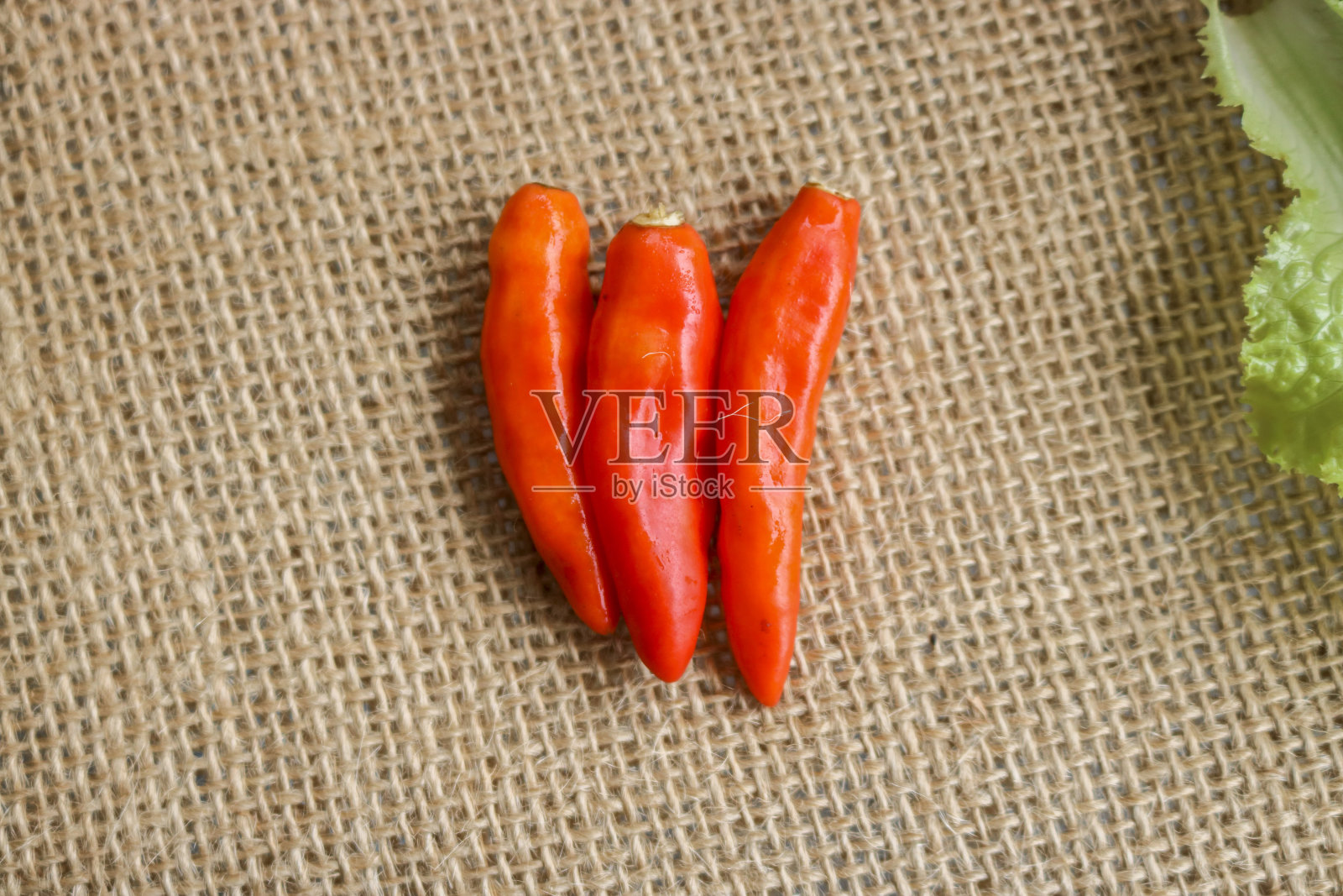 魔鬼辣椒或鬼椒作为照片背景布上的食物装饰照片摄影图片