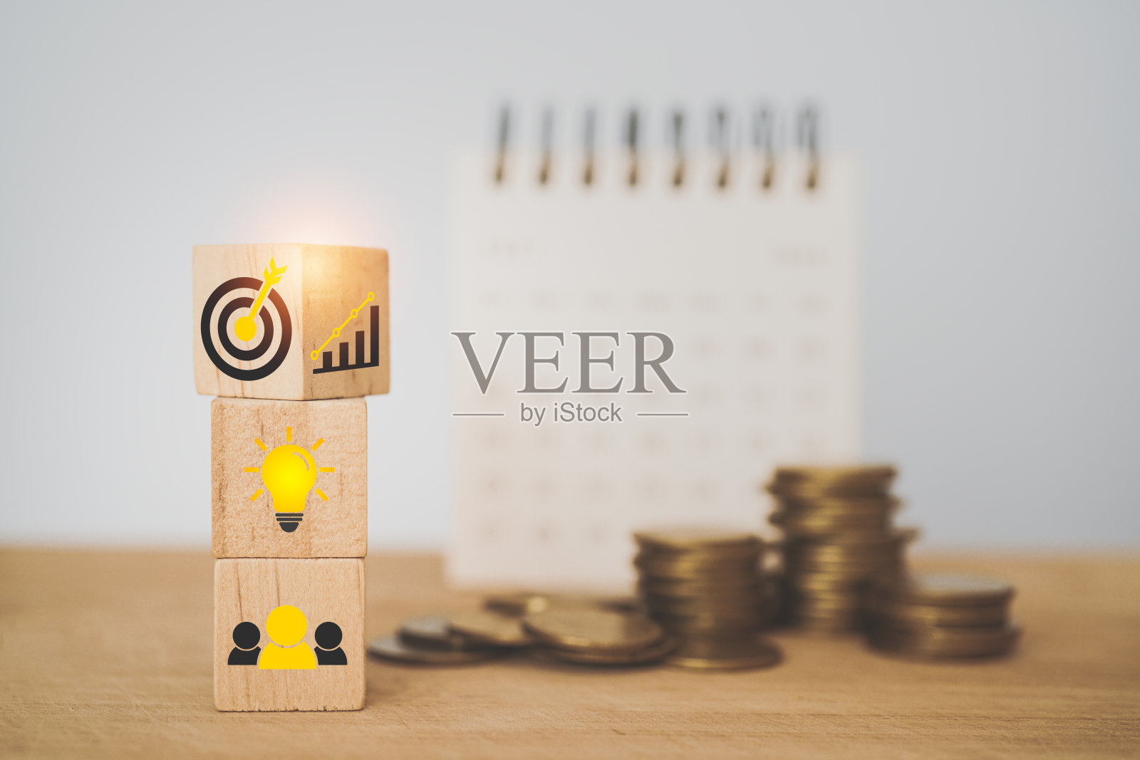 商业战略,愿景,头脑风暴,行动计划,目标和目标,成功的概念,堆叠的木制方块与商业图标,翻转增加图形到圆靶的顶部照片摄影图片