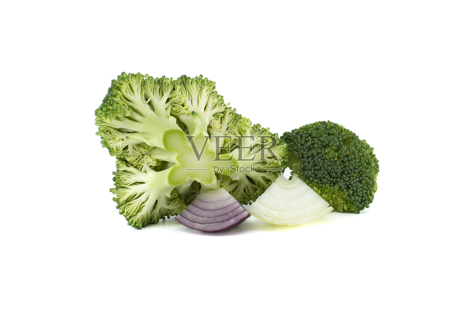 白色背景上的花椰菜小花和洋葱片照片摄影图片