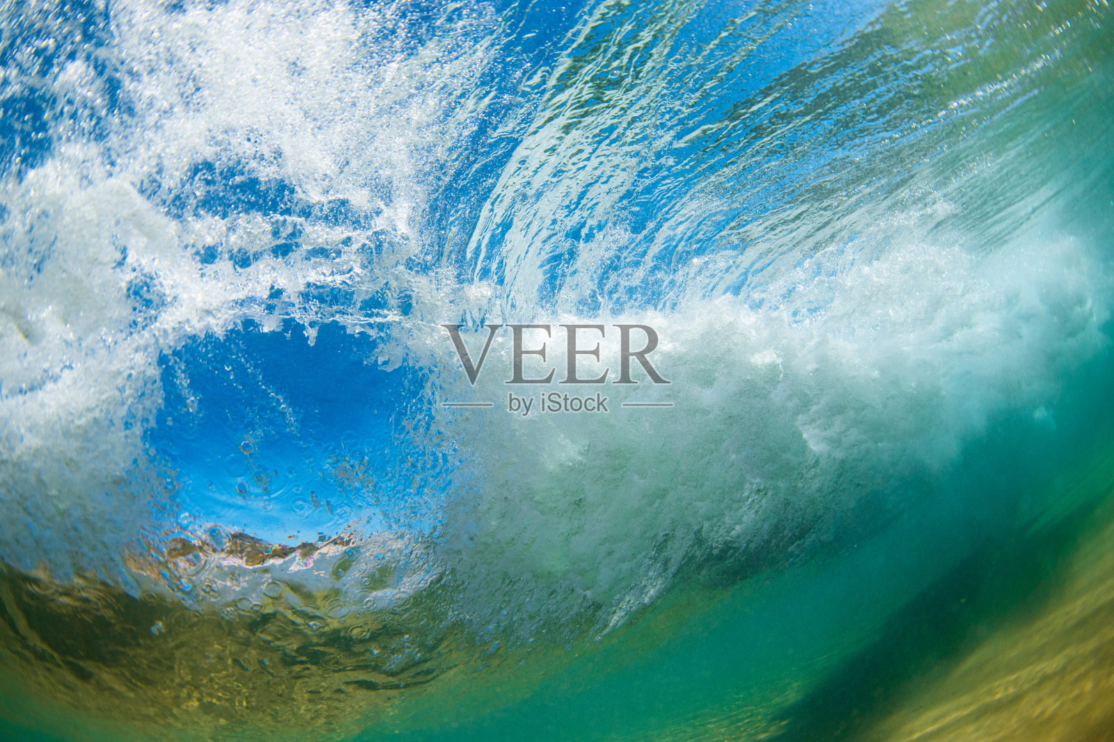 在破浪的背后照片摄影图片