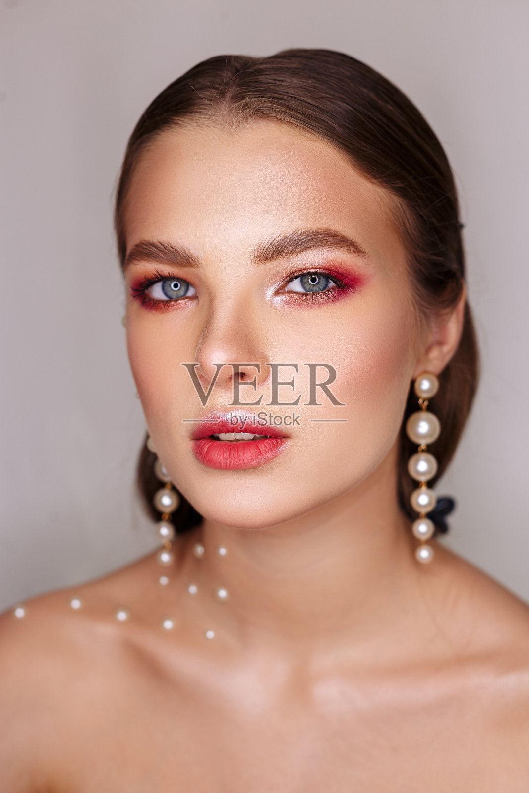 漂亮的女人在时尚工作室珍珠珠宝照片摄影图片