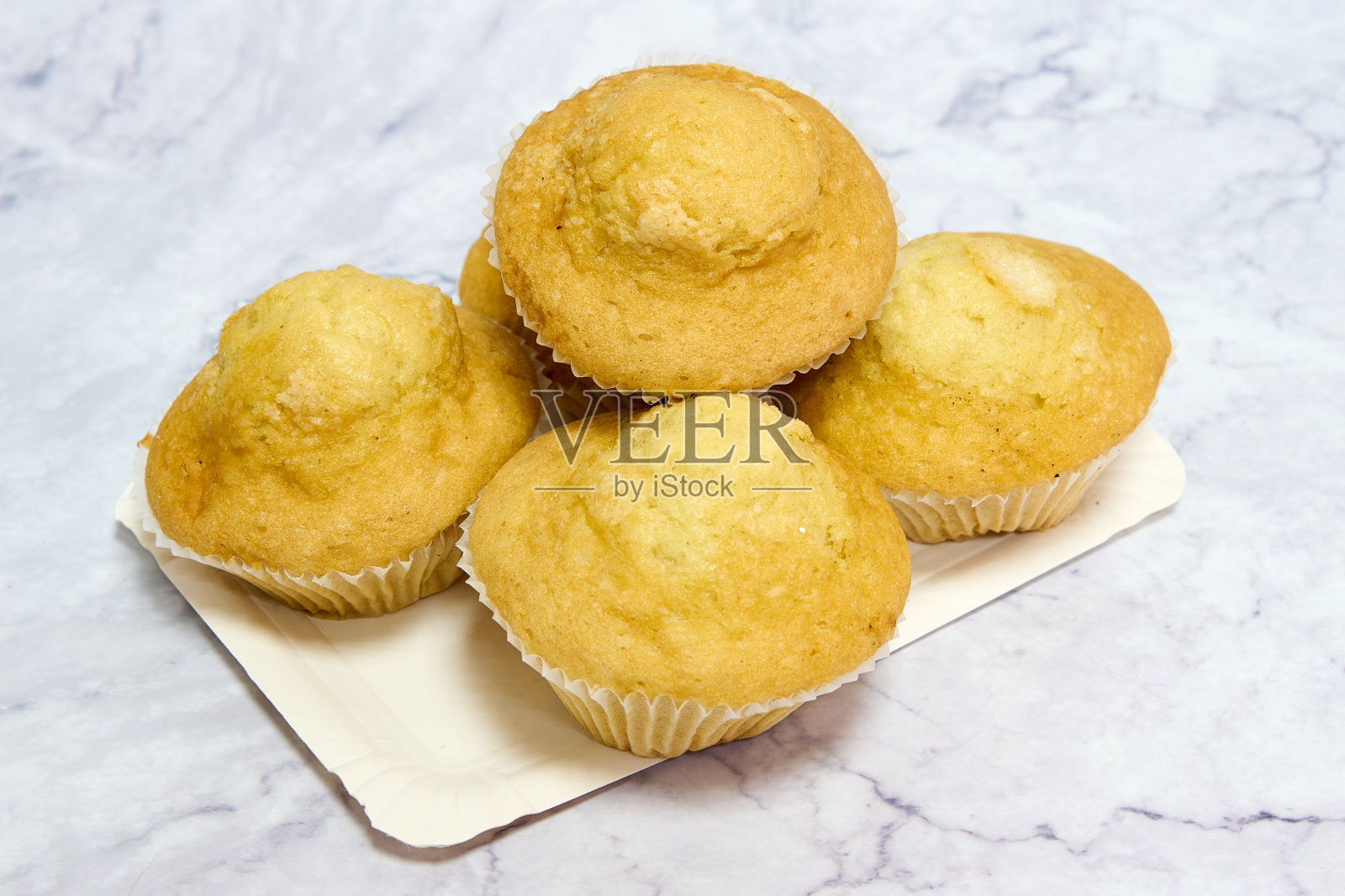 大理石桌上放着自制松饼的托盘照片摄影图片