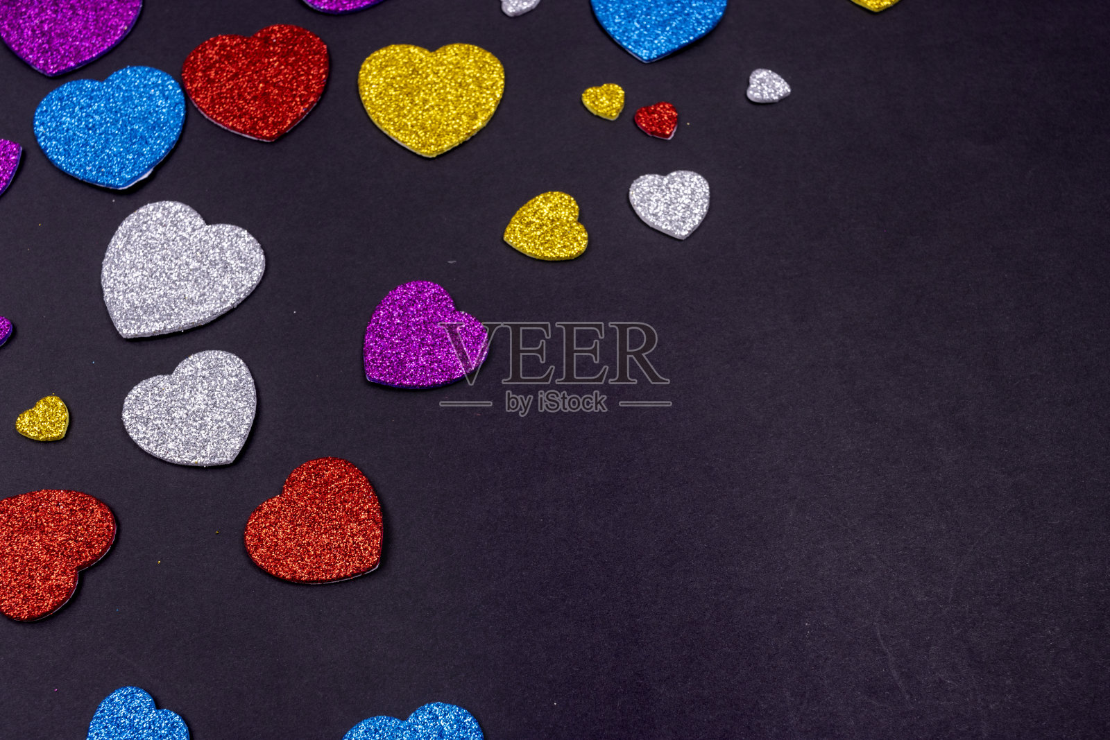 情人节背景。彩色闪光心形黑色背景与文字空间。照片摄影图片