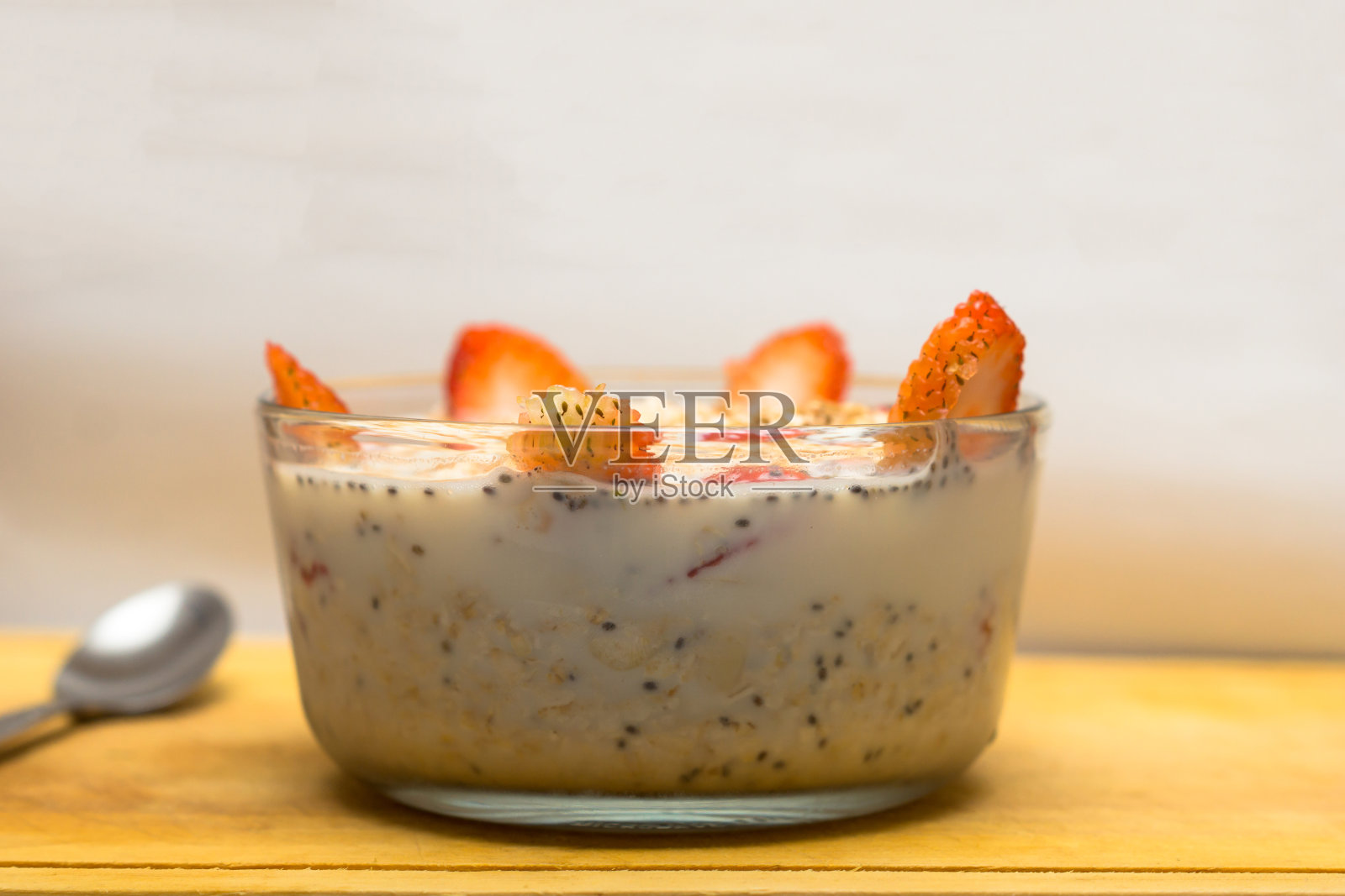 自制健康燕麦片配草莓、奇亚和杏仁。燕麦粥碗。早餐的概念。营养与饮食概念照片摄影图片