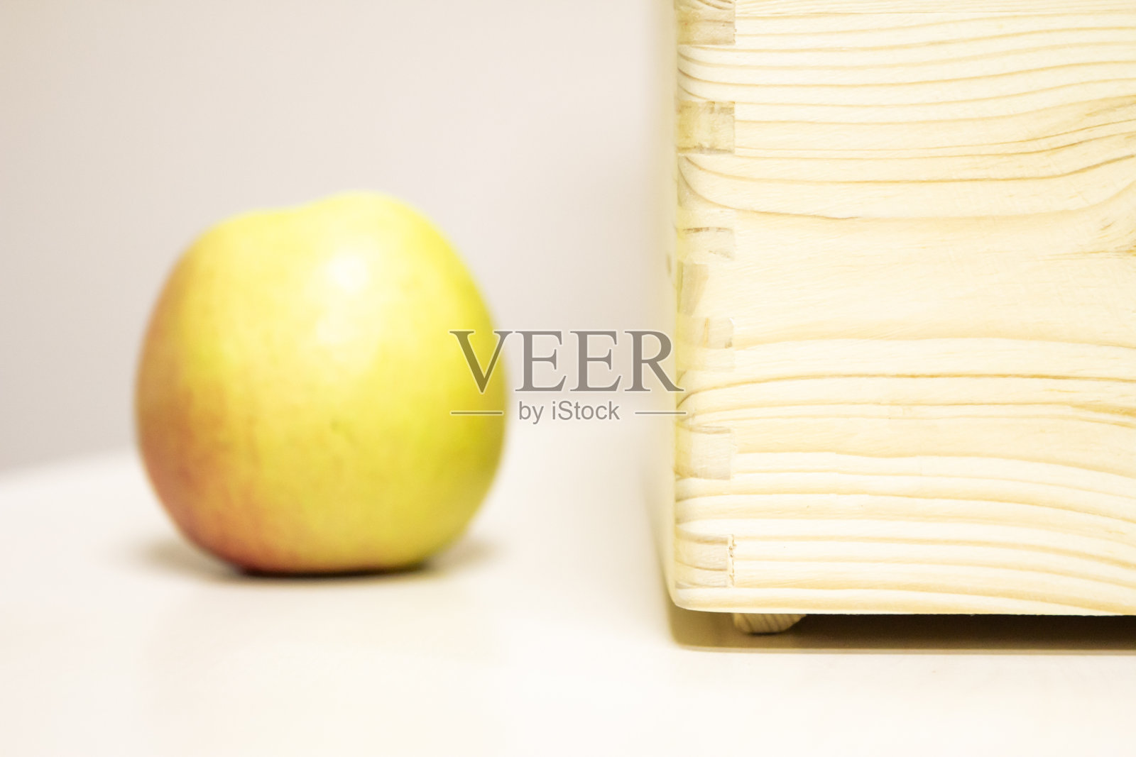 苹果来自外卖旁边的木箱照片摄影图片