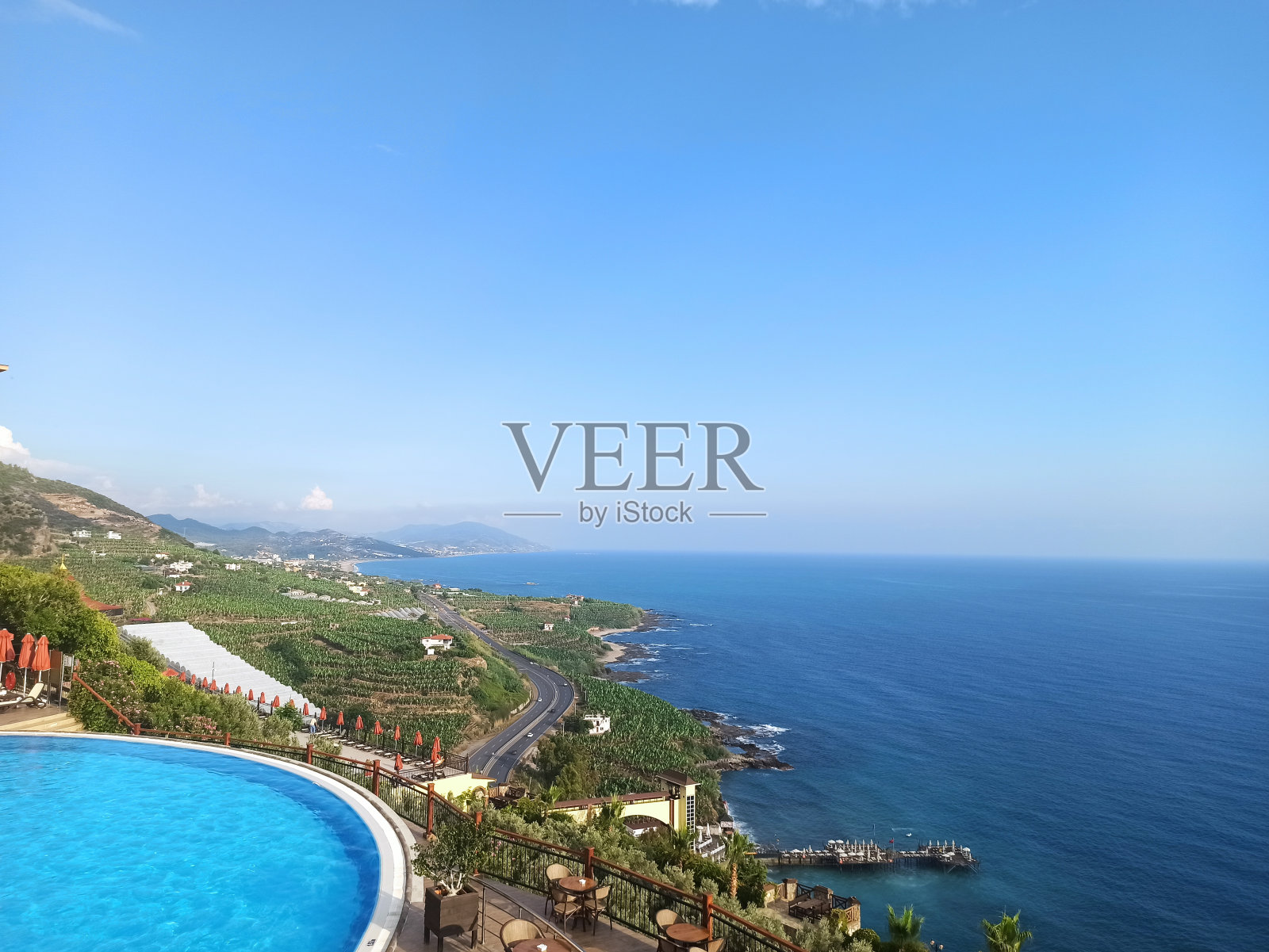 游泳池和大海照片摄影图片