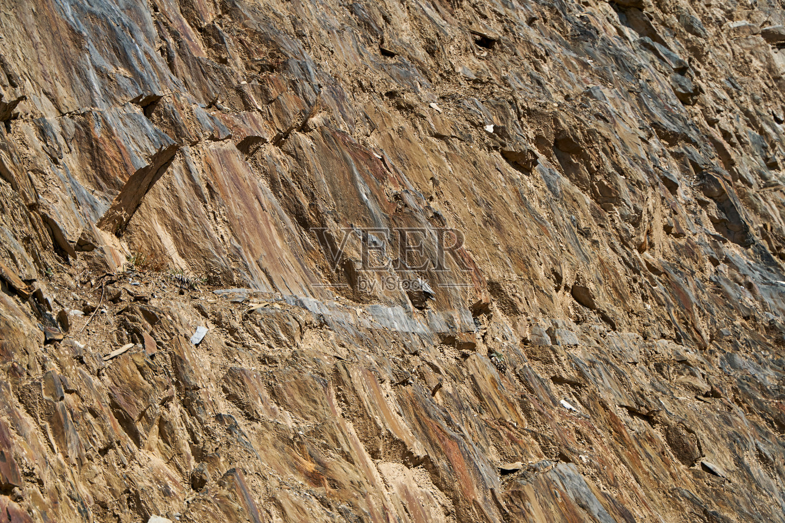 阳光下岩石的纹理。岩石的石质结构照片摄影图片