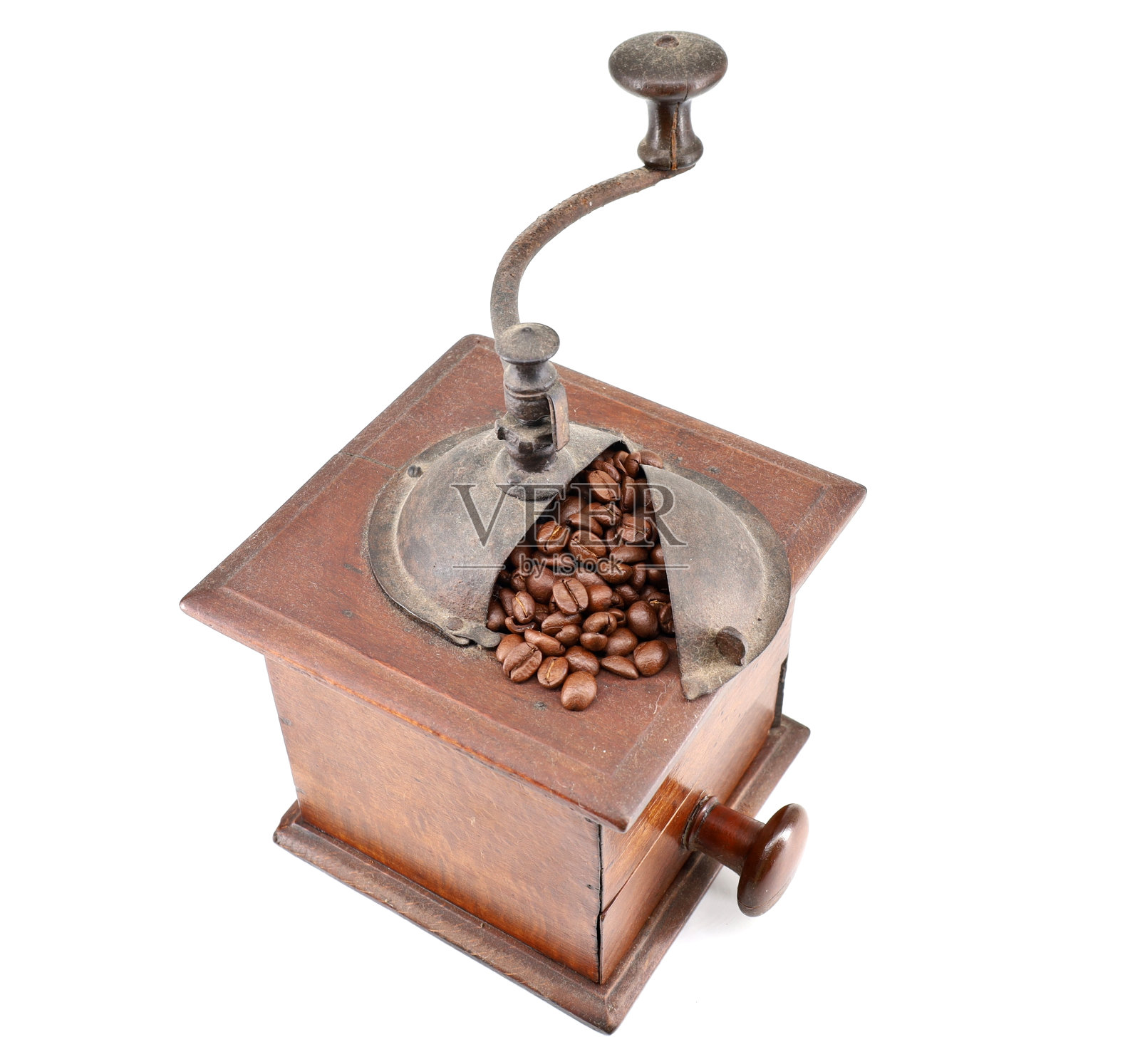 老式木制咖啡研磨机,上面有咖啡豆。照片摄影图片