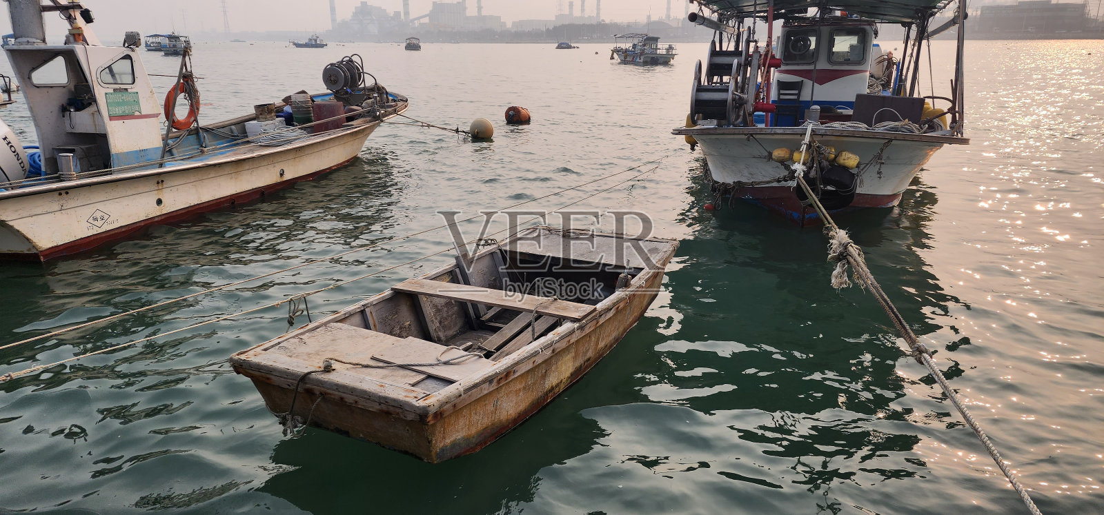 一艘木船和大海照片摄影图片