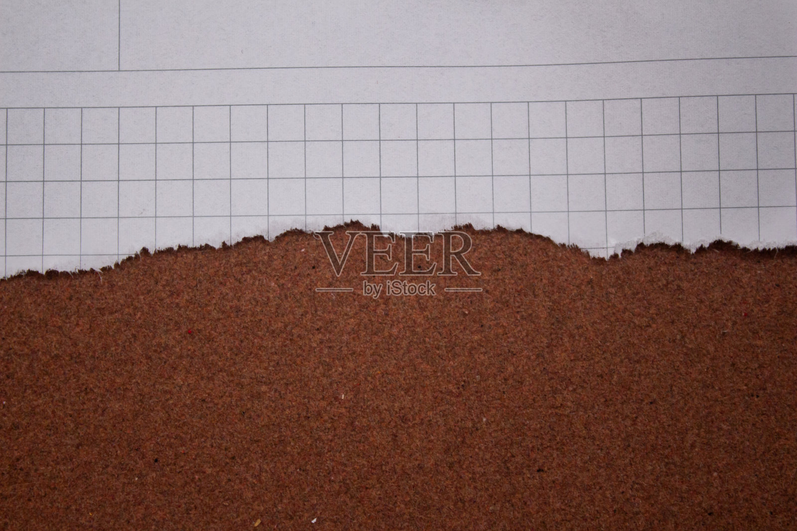 棕色背景上的格子纸照片摄影图片