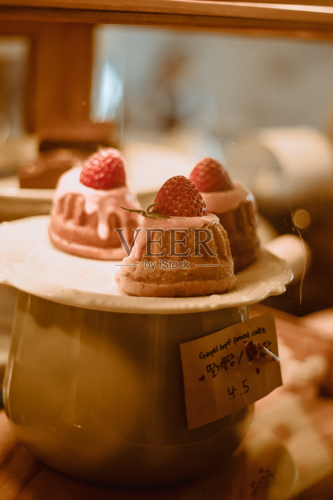 垂直拍摄的美味甜美的古格霍夫磅蛋糕在面包店出售照片摄影图片