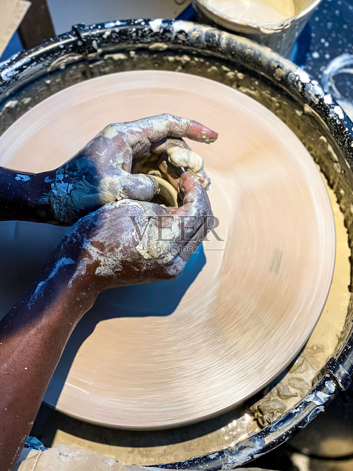 一个男人在扔一个泥杯照片摄影图片