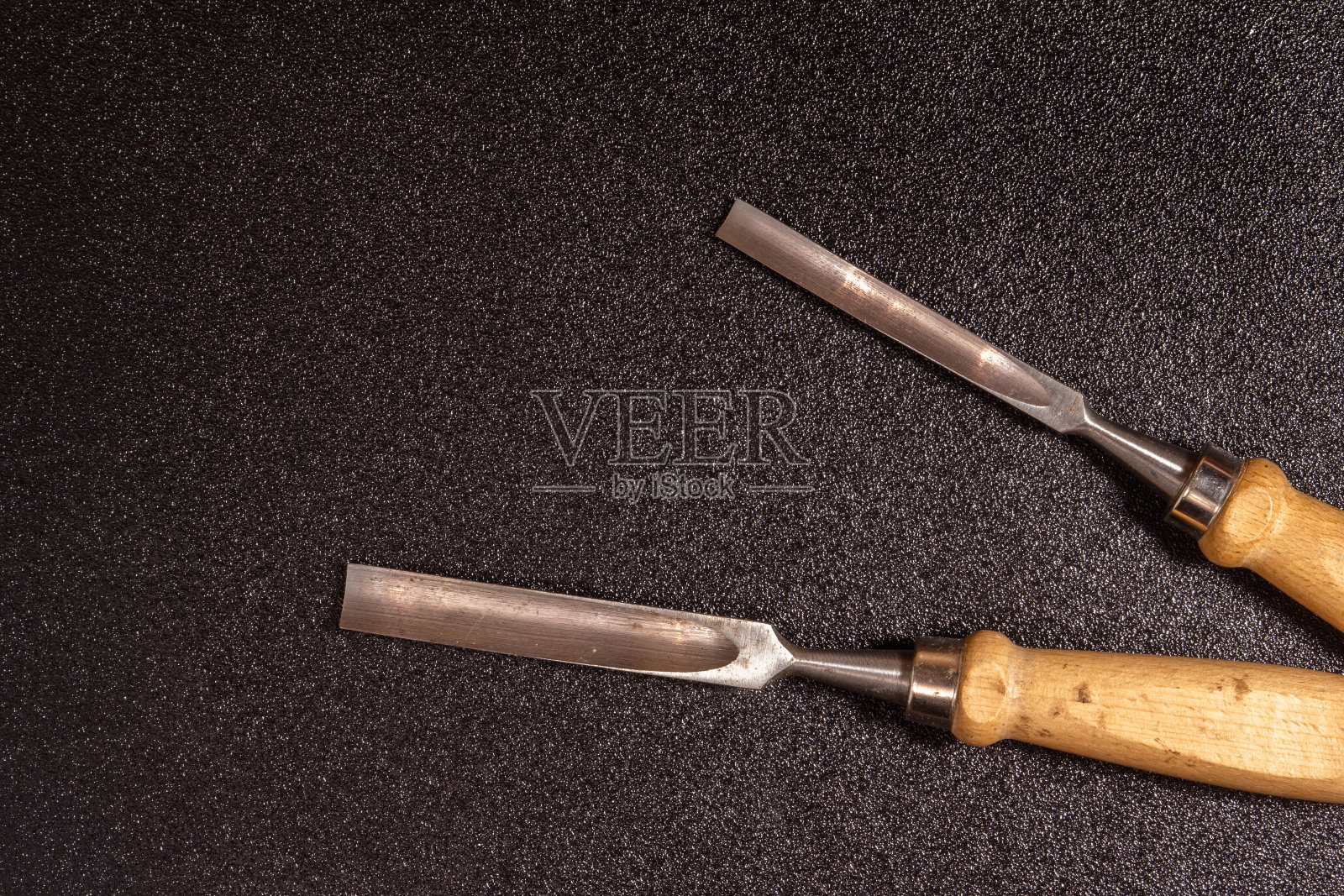 两个木柄凿在一个黑色斑点背景俯视图照片摄影图片