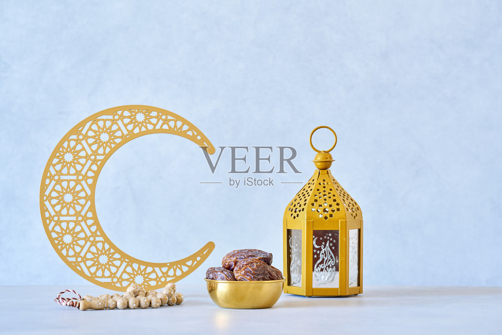 斋月卡里姆背景:金色斋月半月装饰与灯笼、伊斯兰念珠和蜜枣照片摄影图片