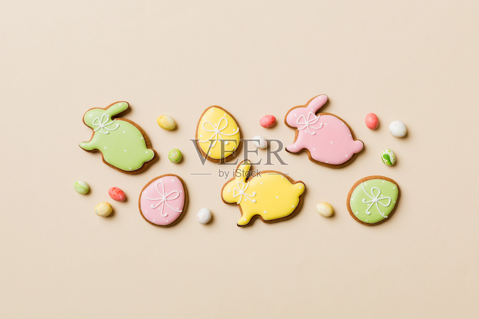 彩色背景的复活节彩蛋和饼干。色彩柔和的彩蛋。假日概念与复制空间照片摄影图片