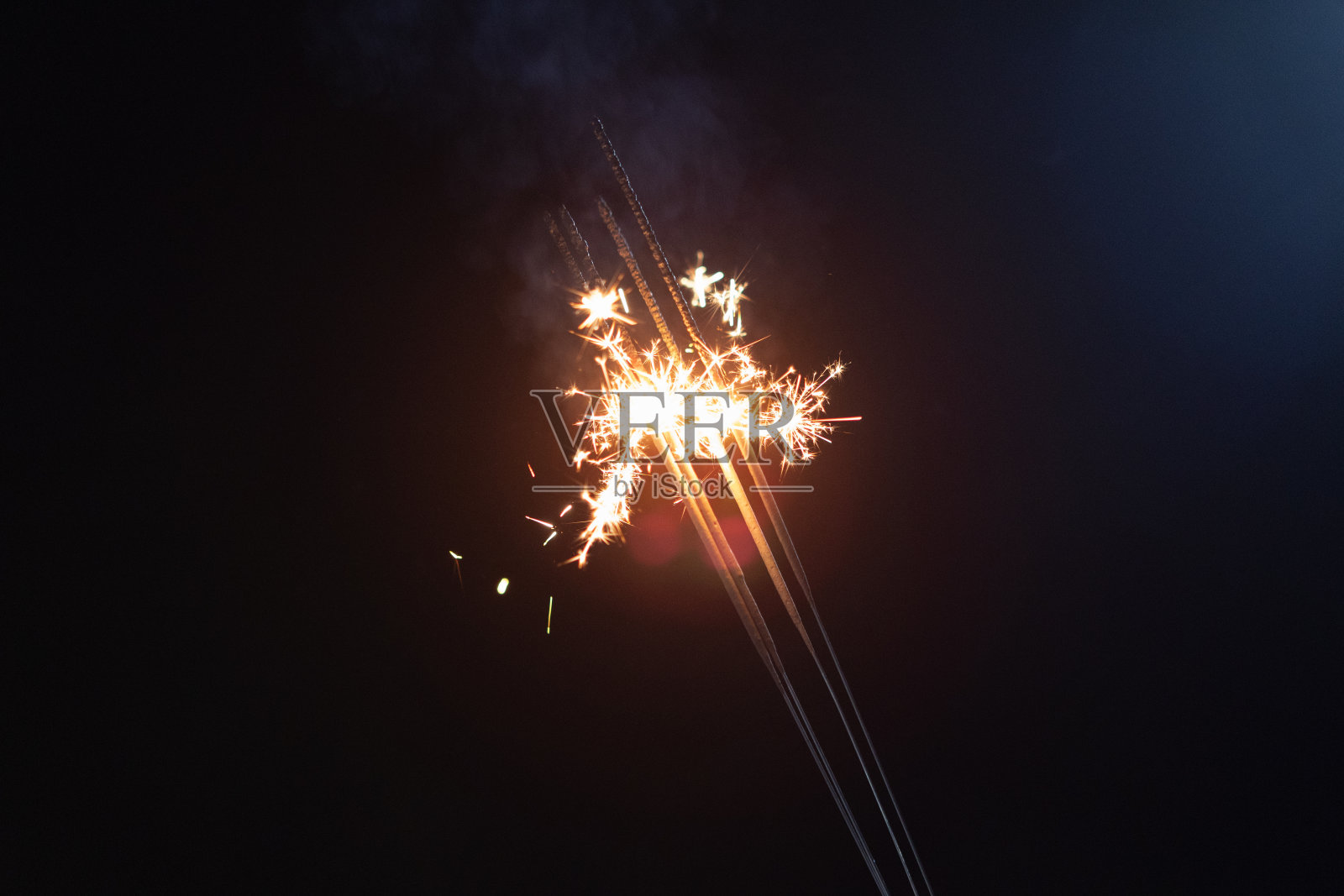 烟花在天空中绽放照片摄影图片