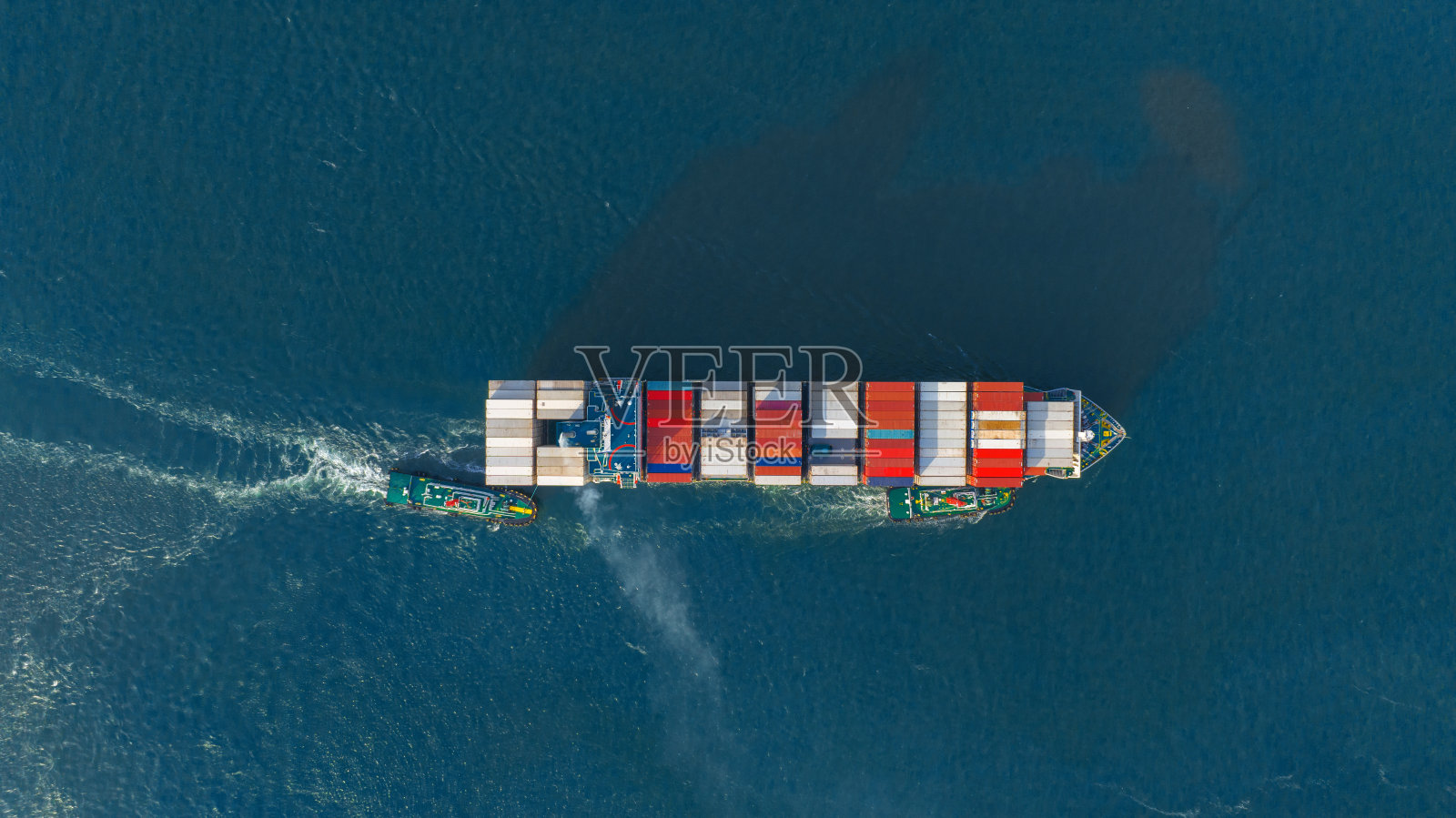 货船拖轮与集装箱照片摄影图片