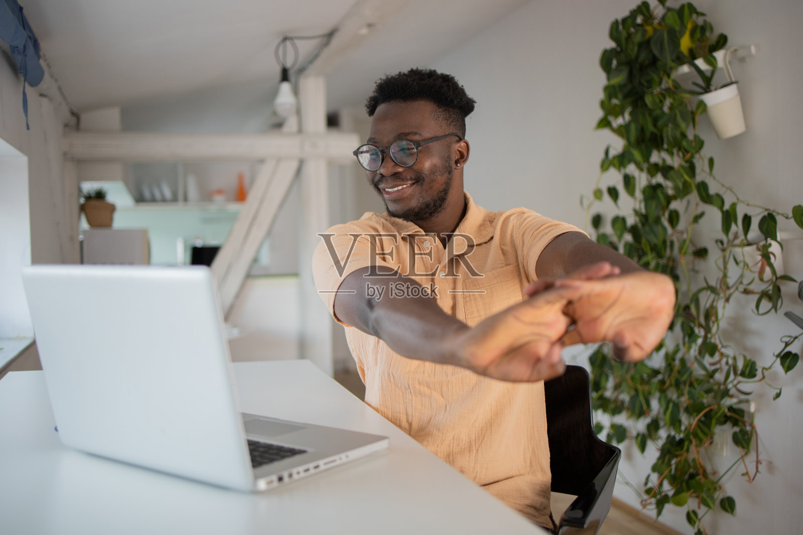 在家工作的男人照片摄影图片