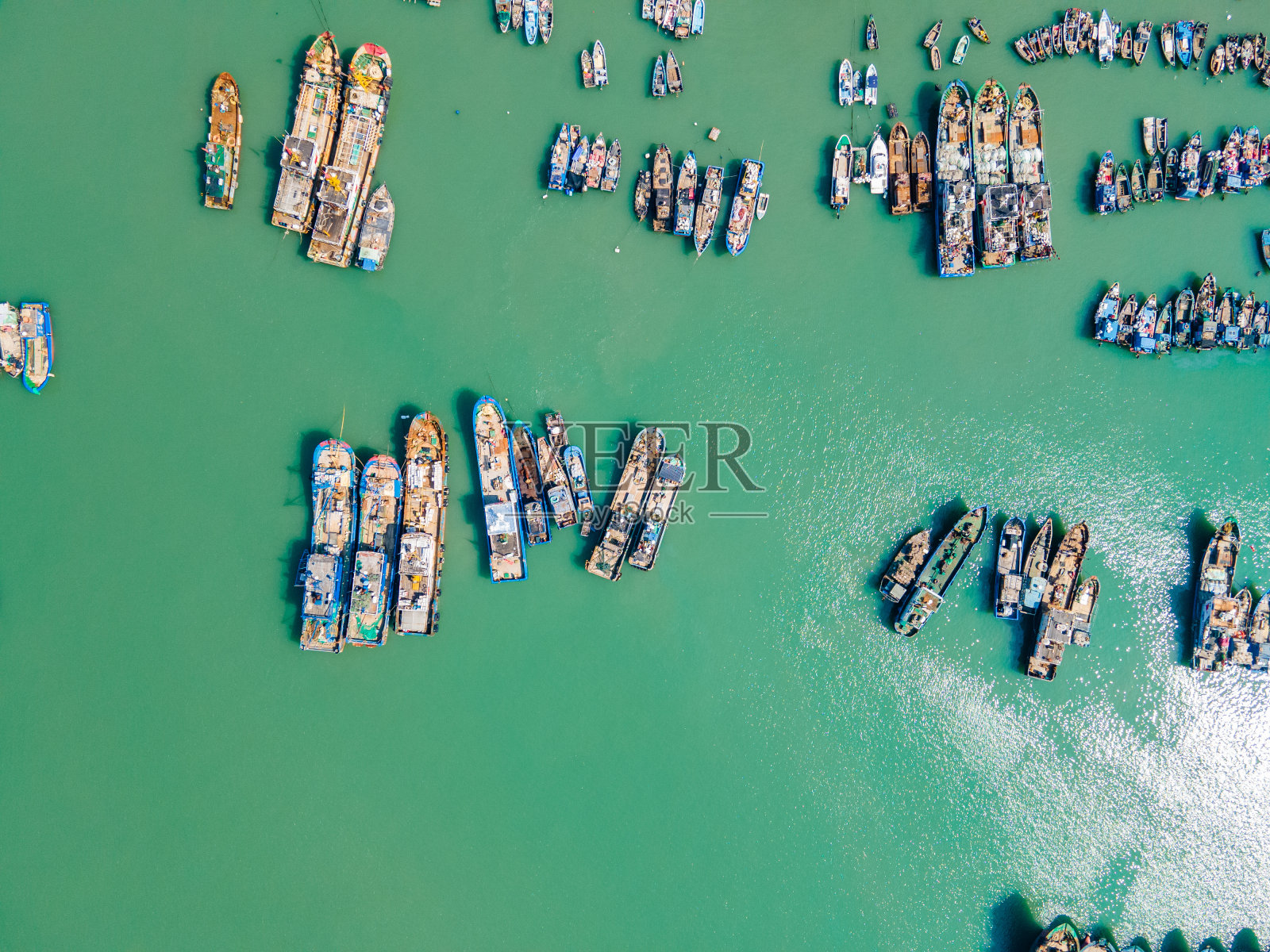 中国福建省福州市连江县黄旗镇,渔船停靠在港口照片摄影图片