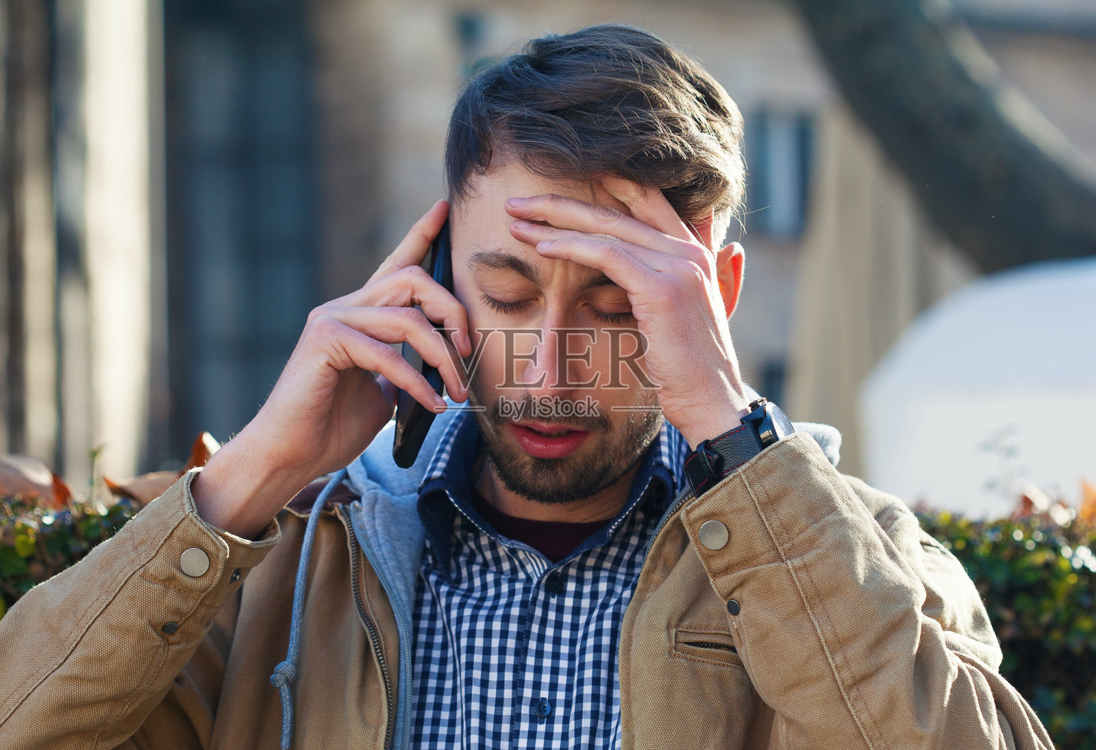 年轻人听到了坏消息照片摄影图片